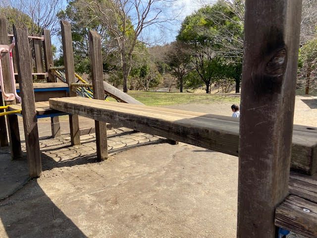 七井戸公園　遊具　アスレチック　平均台