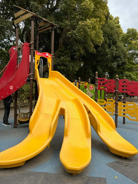 清澄庭園　児童公園　遊具　バナナすべり台　滑り台