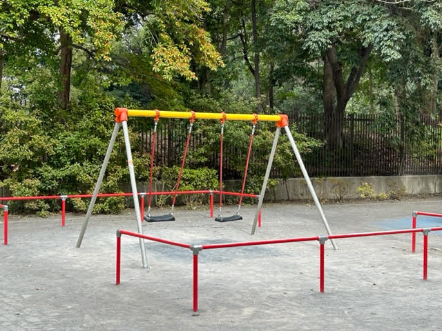 清澄庭園　児童公園　遊具　ブランコ