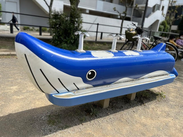 千葉中央駅　新宿公園　スイング遊具　クジラ