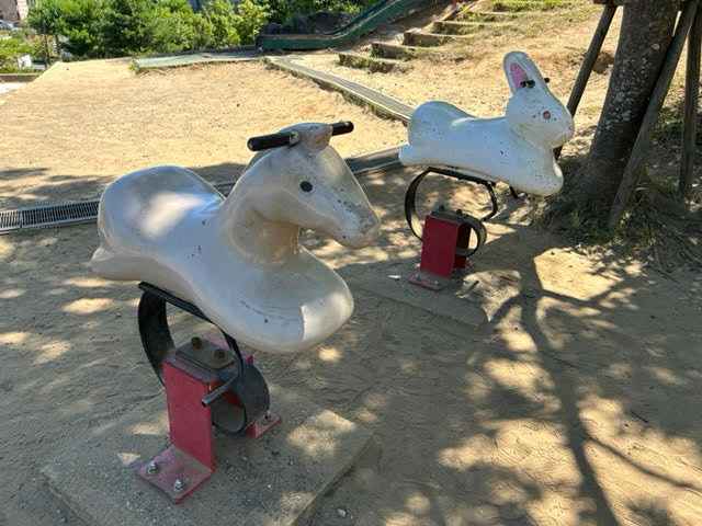 おゆみ野南公園　遊具　馬　ウサギ　スイング遊具