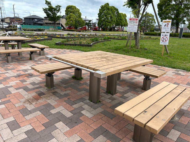 千種ふれあい公園　テーブルセット　休憩スペース